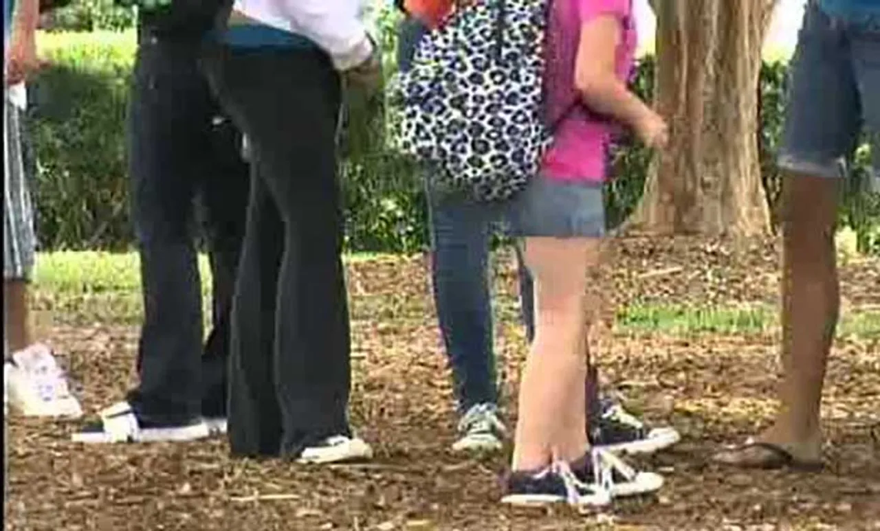 ବିଚ୍‌ ରାସ୍ତାରେ ଛାତ୍ରୀଙ୍କୁ ଟଣାଓଟରା, ବୟଫ୍ରେଣ୍ଡଙ୍କୁ ମାଡ଼: ଭିଡିଓ ଭାଇରାଲ