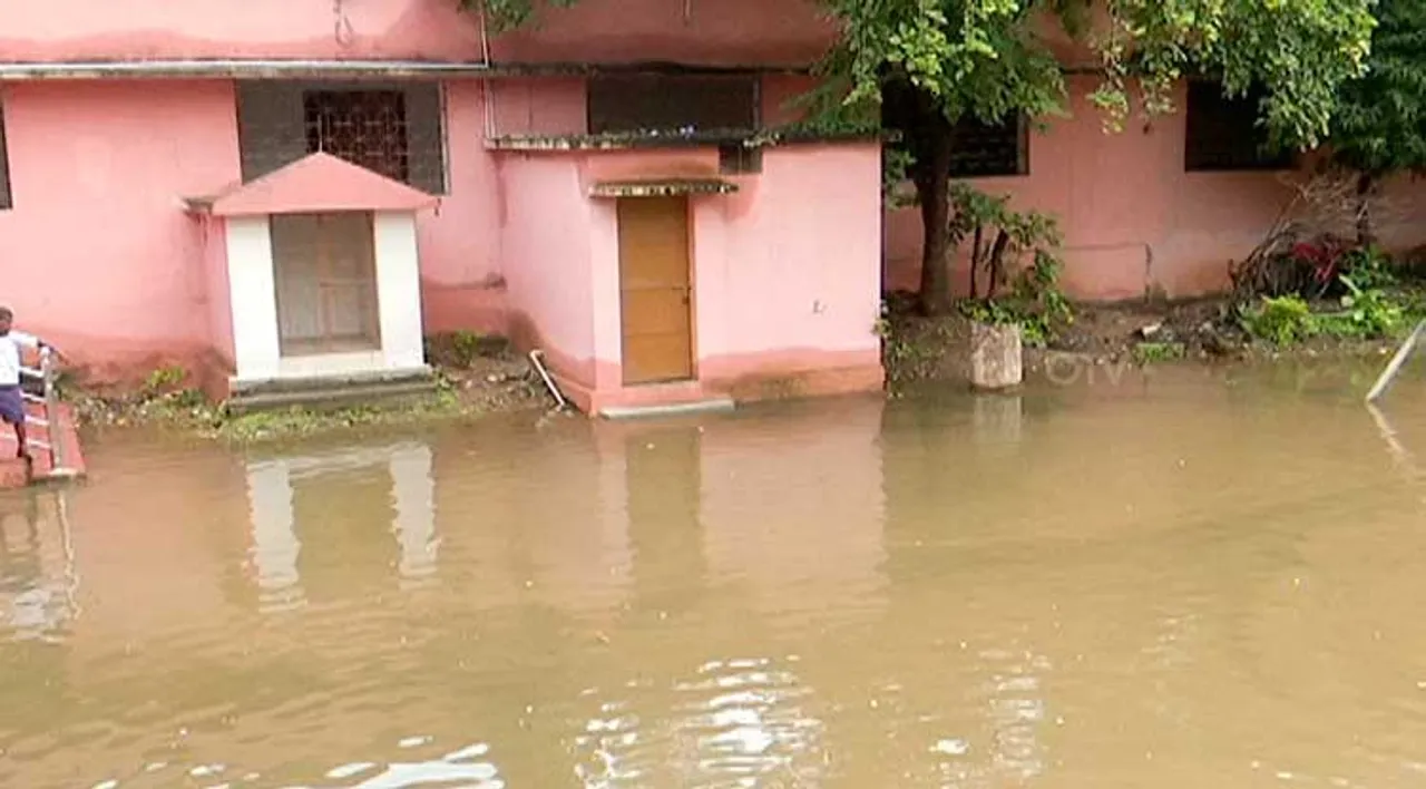 ବେଙ୍ଗ ମୂତିଲେ ବି ସ୍କୁଲ୍ ଭିତରେ ପାଣି