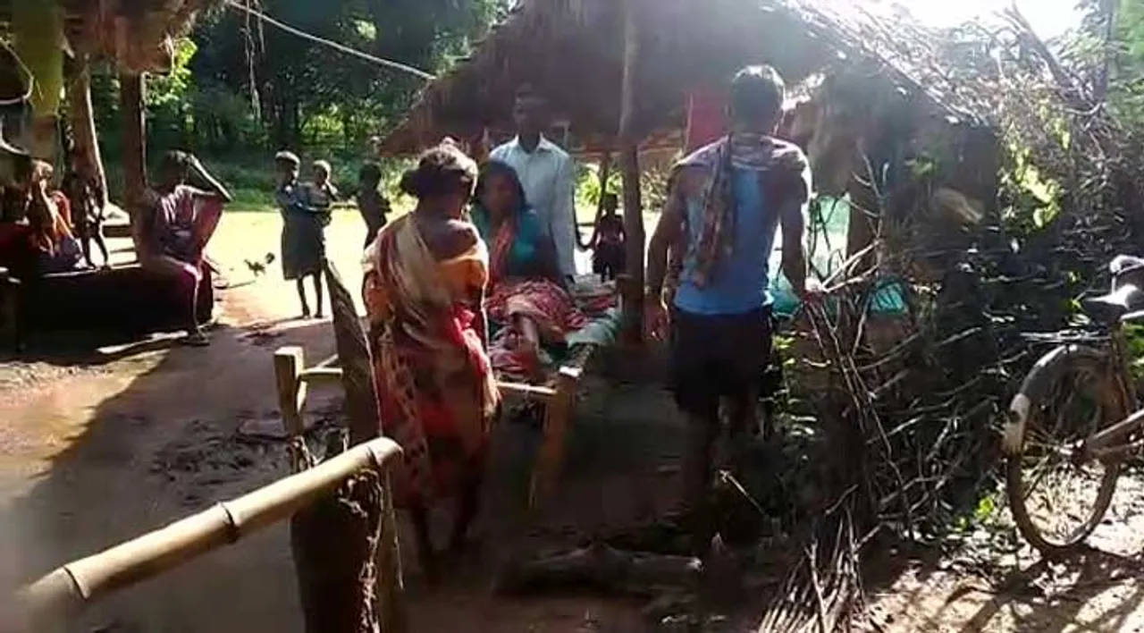 ଗାଁକୁ ରାସ୍ତା ନ ଥିବାରୁ ଆସିପାରିଲାନି ଆମ୍ବୁଲାନ୍ସ, ବାଟରେ ସନ୍ତାନ ପ୍ରସବ କଲେ ମହିଳା