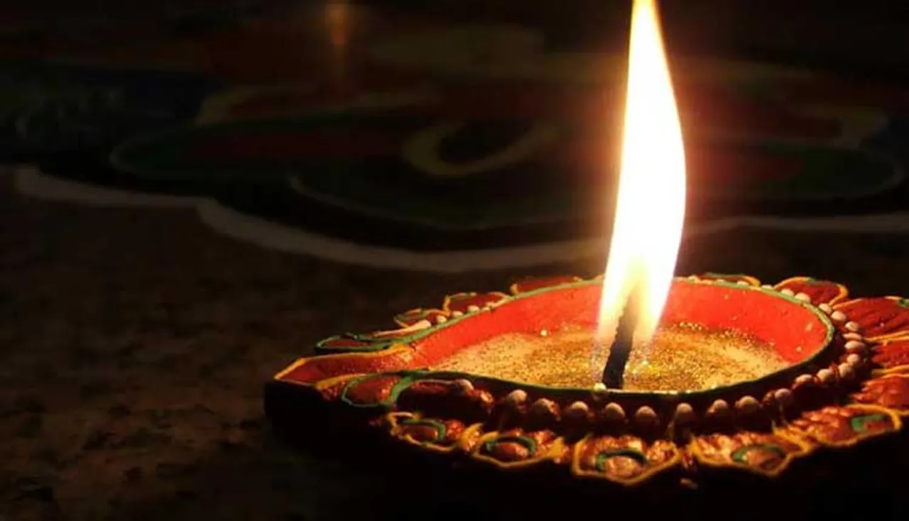 ଜାଣନ୍ତୁ, ପୂଜା ସମୟରେ କାହିଁକି ଜଳାଯାଏ ଦୀପ