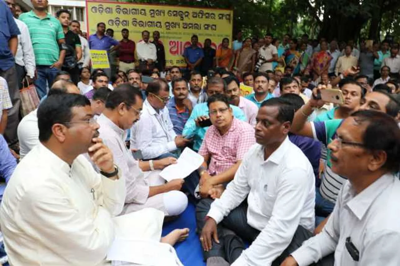 ହଜାର ହଜାର ସରକାରୀ କର୍ମଚାରୀଙ୍କୁ ଦରମା ମିଳିବା ନେଇ ଅନିଶ୍ଚିତତା