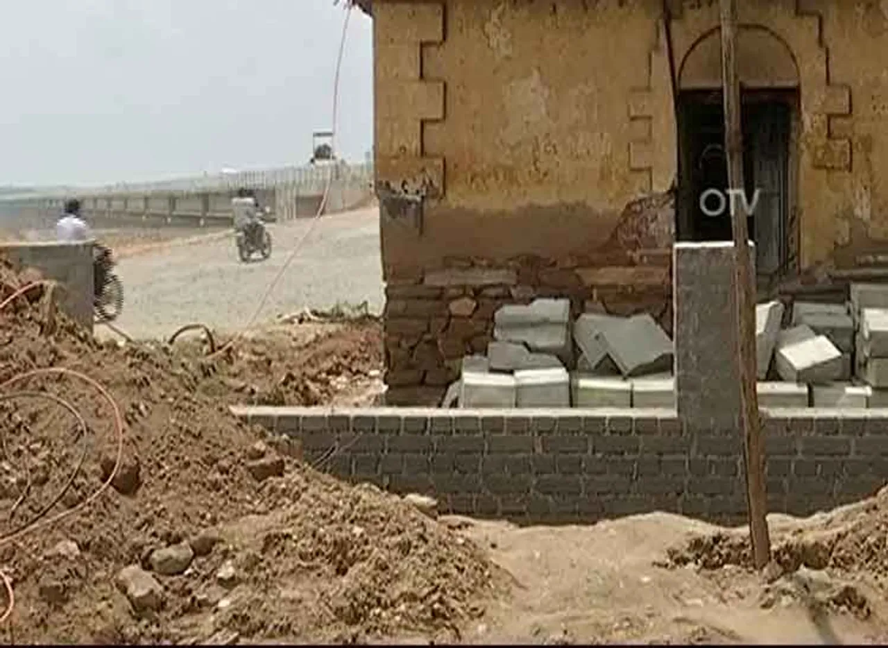 ‘ଅହମିୟା କବି ସ୍ୱର୍ଗତ ଲକ୍ଷ୍ମୀନାଥ ବେଜବରୁଆଙ୍କ ଘର ଭଙ୍ଗା ଯାଉ’