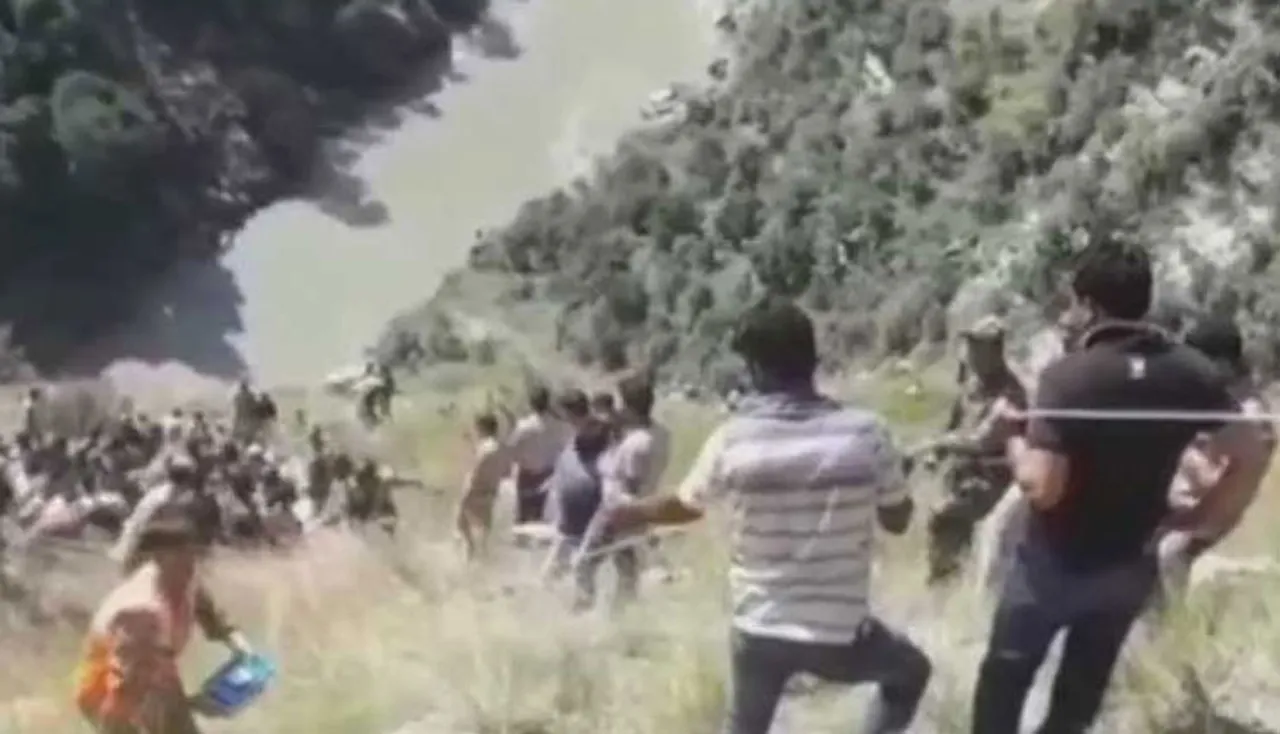 ନଦୀକୁ ଖସିଲା ବସ୍‌, ୧୭ ଜଣଙ୍କ ଜୀବନ ଗଲା