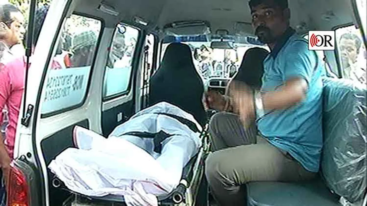 ପ୍ରେମିକ ଆତ୍ମହତ୍ୟାର ଦୁଃଖ: ଶପିଂ ମଲ୍‌ରେ ଝୁଲି ପଡ଼ିଲେ ପ୍ରେମିକା