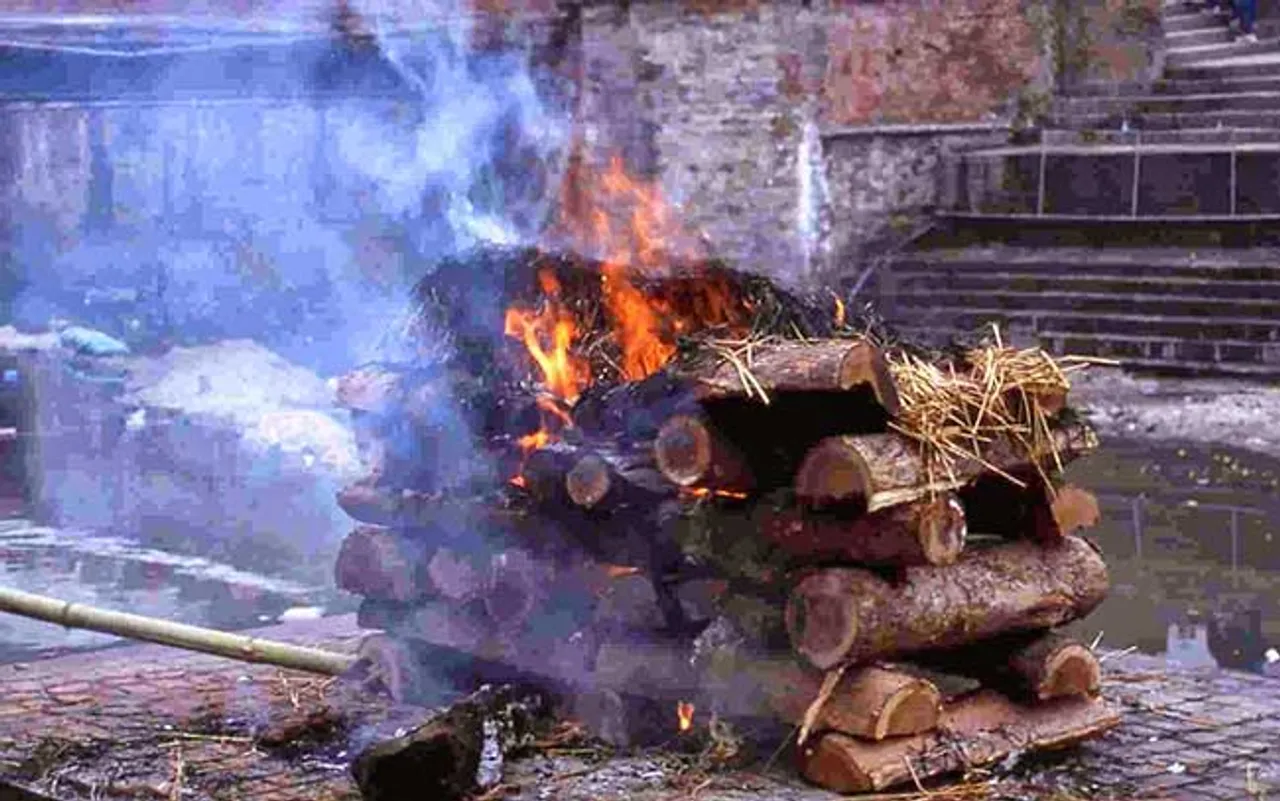 ଶବ ସତ୍କାର ବେଳେ ବିସ୍ଫୋରଣ, ମୋବାଇଲରେ କଏଦ ହେଲା ଦୃଶ୍ୟ