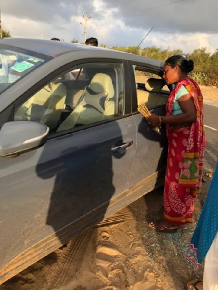 ପର୍ଯ୍ୟଟକଙ୍କ କାର ଭାଙ୍ଗି ଲୁଟ୍, ଶେଷରେ ନବୀନଙ୍କୁ ଫେରାଦ ହେଲେ