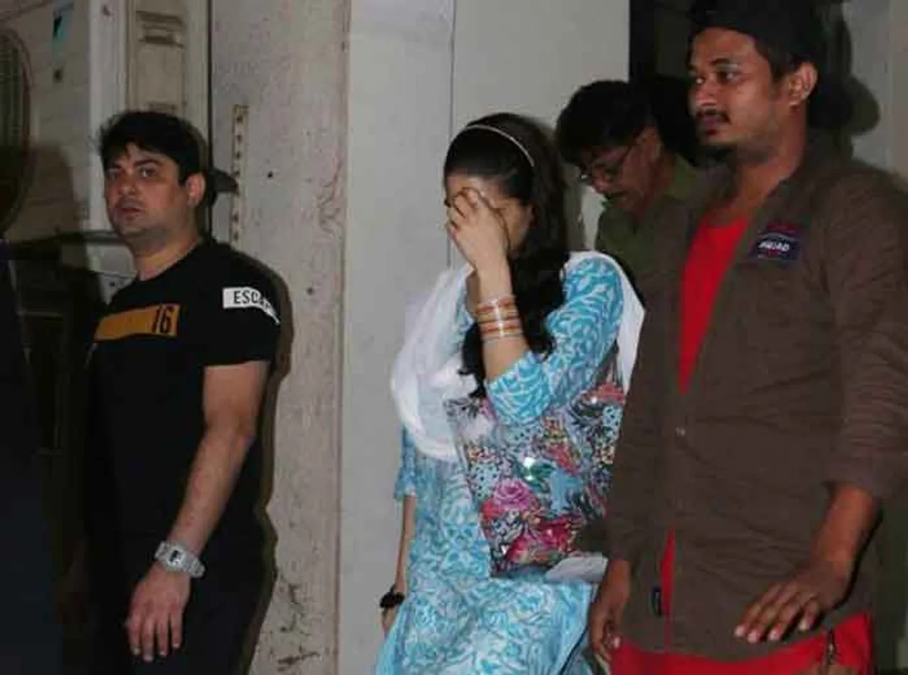 କ୍ୟାମେରାକୁ ଦେଖି କାହିଁକି ମୁହଁ ଲୁଚାଇଲେ ସୈଫଙ୍କ ଝିଅ ?