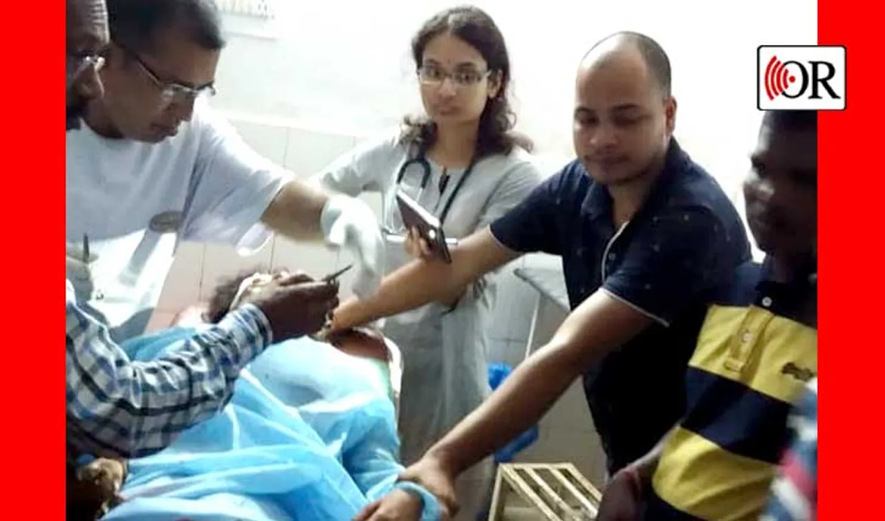 ରକ୍ତାକ୍ତ ଅବସ୍ଥାରେ ଉଦ୍ଧାର ମହିଳାଙ୍କ ଅସ୍ତ୍ରୋପଚାର ମୋବାଇଲ ଲାଇଟରେ କରିବାକୁ ପ୍ରୟାସ