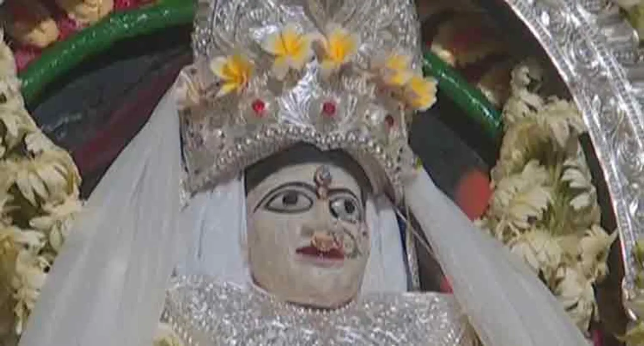 ବଲାଙ୍ଗୀର: ଧବଳମୁଖୀ ବେଶରେ ଦେଖା ଦେଲେ ମା' ସମଲେଶ୍ୱେରୀ