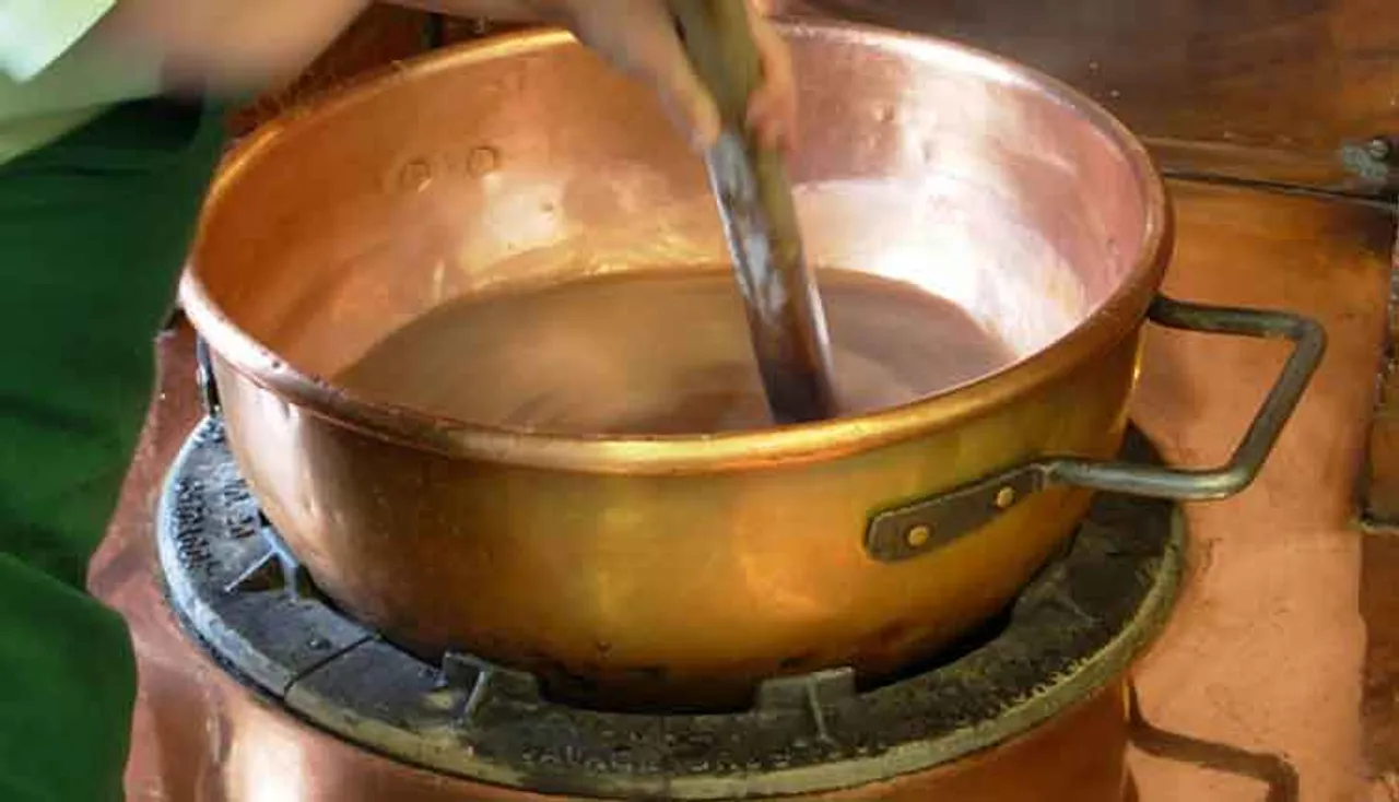 ତମ୍ୱା ବାସନରେ ଏହି ସବୁ ଖାଦ୍ୟ ରଖୁଛନ୍ତି କି? ହୋଇପାରେ ଫୁଡ୍‌ ପଏଜନିଂ