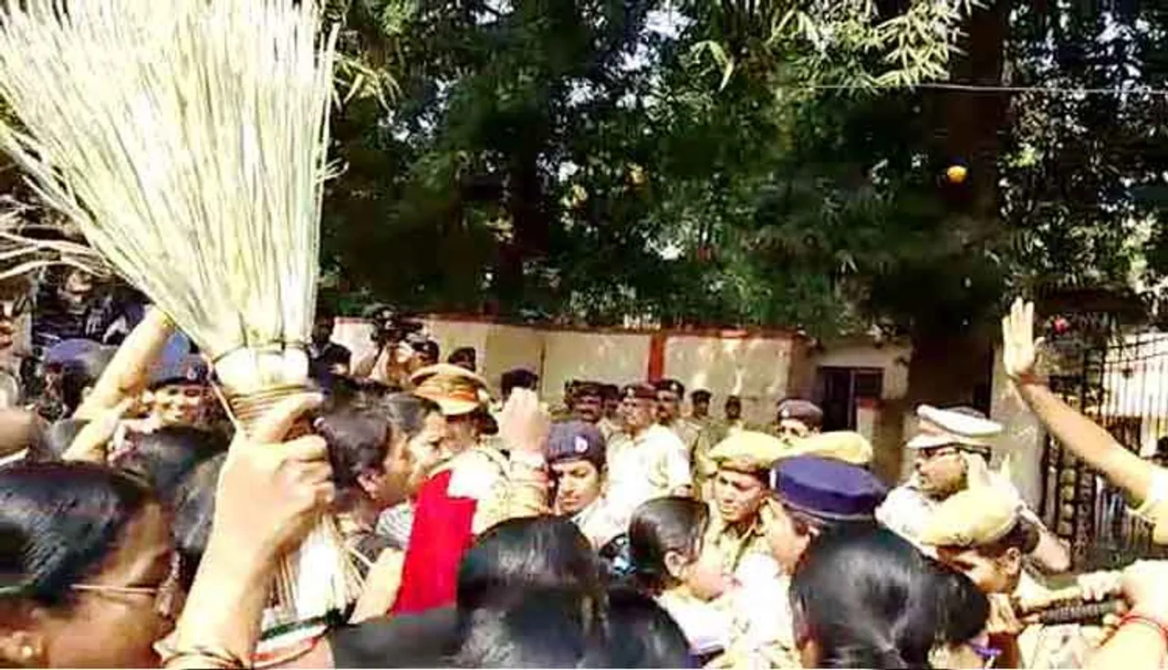 ମହାରଥୀଙ୍କ ବହିଷ୍କାର ଦାବିରେ ଅଟଳ ବିଜେପି ମହିଳା: ନବୀନ ନିବାସ ଆଗରେ ବ୍ୟାନର ଲଗେଇବାକୁ ପ୍ରୟାସ