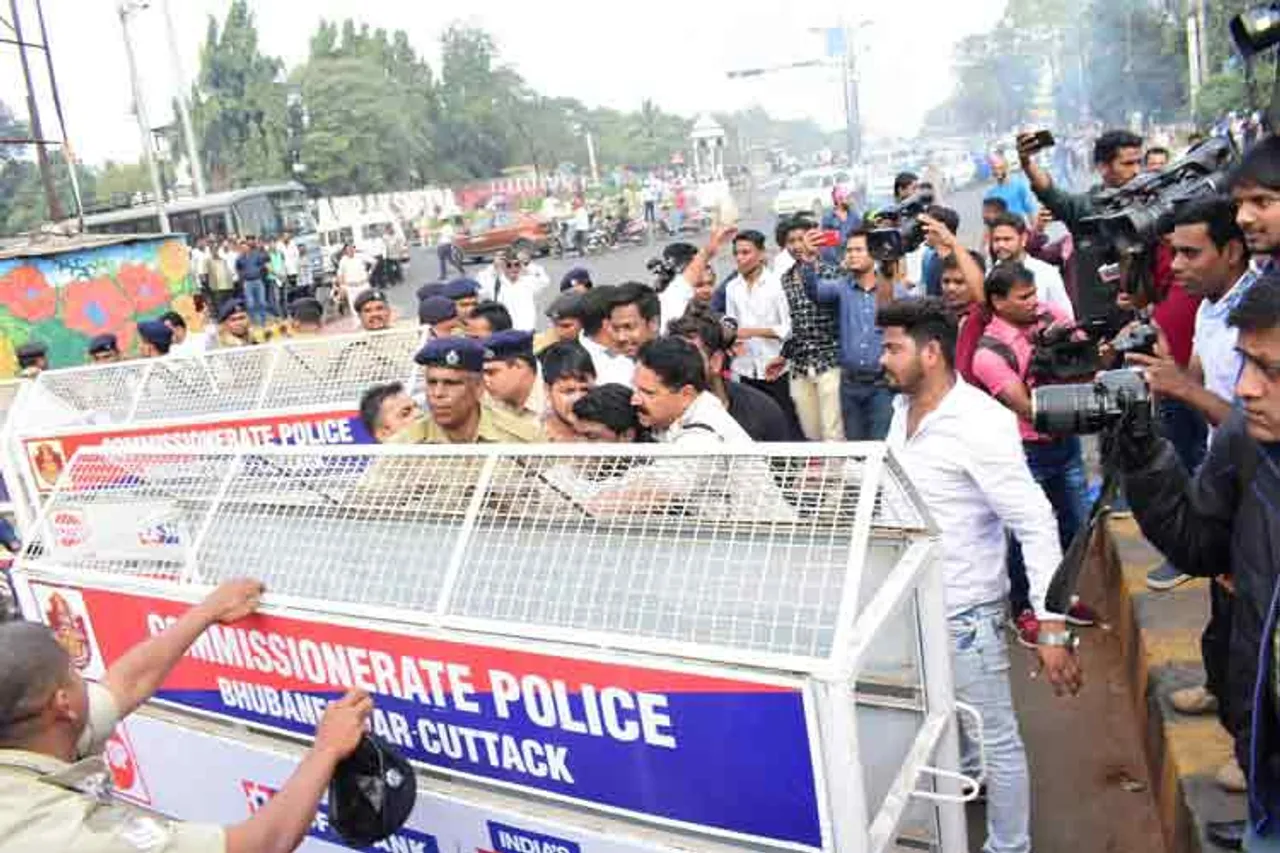 ପୁଲିସ୍‌ ଉପରେ ଅଣ୍ଡା ଓ ଟମାଟୋ ମାଡ଼