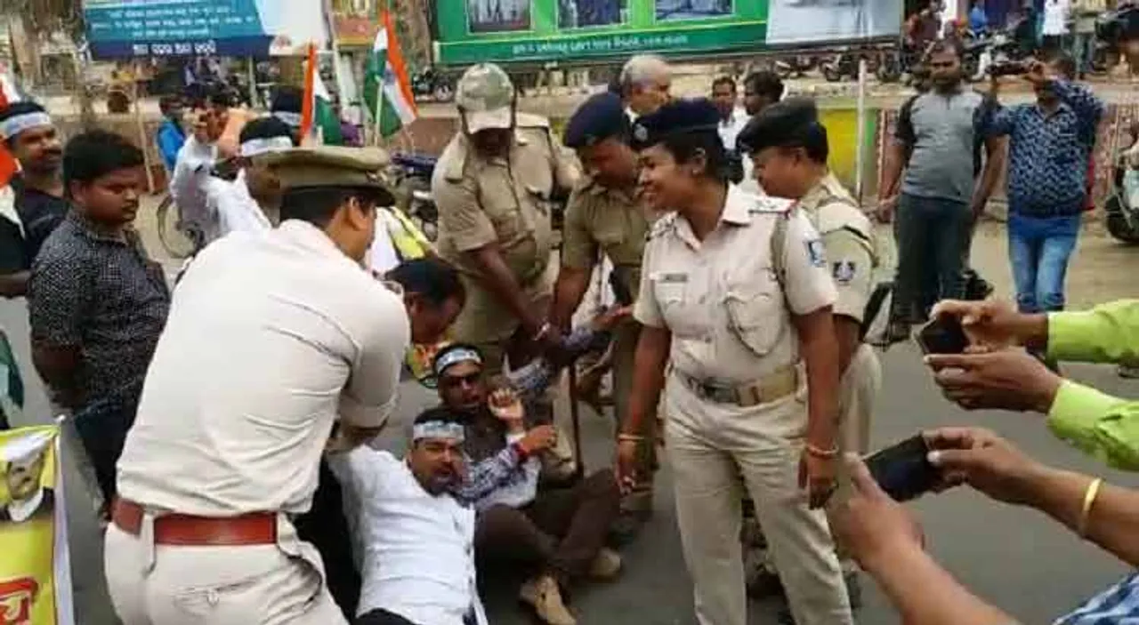 ଚାଷୀଙ୍କୁ ଉଠାଇ ନେଲା ପୁଲିସ୍‌