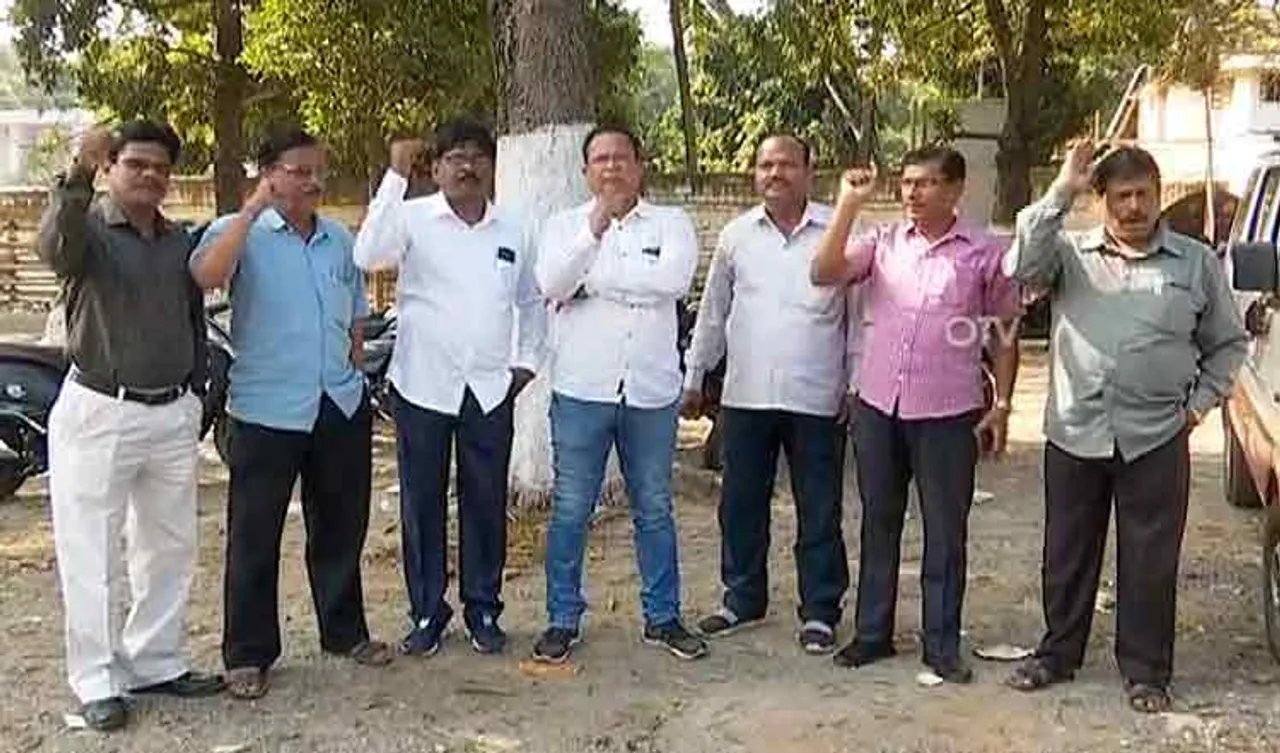 ରାଜଧାନୀ ରାଜରାସ୍ତାରେ ଶିକ୍ଷକ