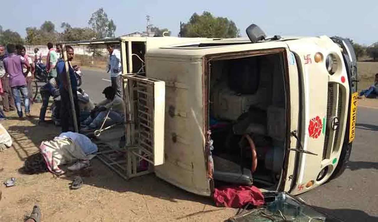 ନିର୍ବନ୍ଧ ସାରି ଫେରୁଥିବା ବେଳେ ଓଲଟିଲା ଭ୍ୟାନ୍‌