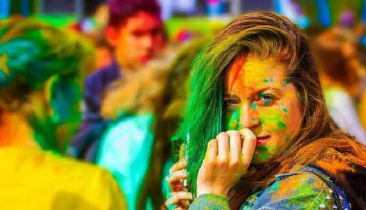 ହୋଲି ଖେଳ ପରେ ଦେହରୁ ଛାଡ଼ୁନି ରଙ୍ଗ, ଜାଣନ୍ତୁ କ’ଣ କରିବେ...