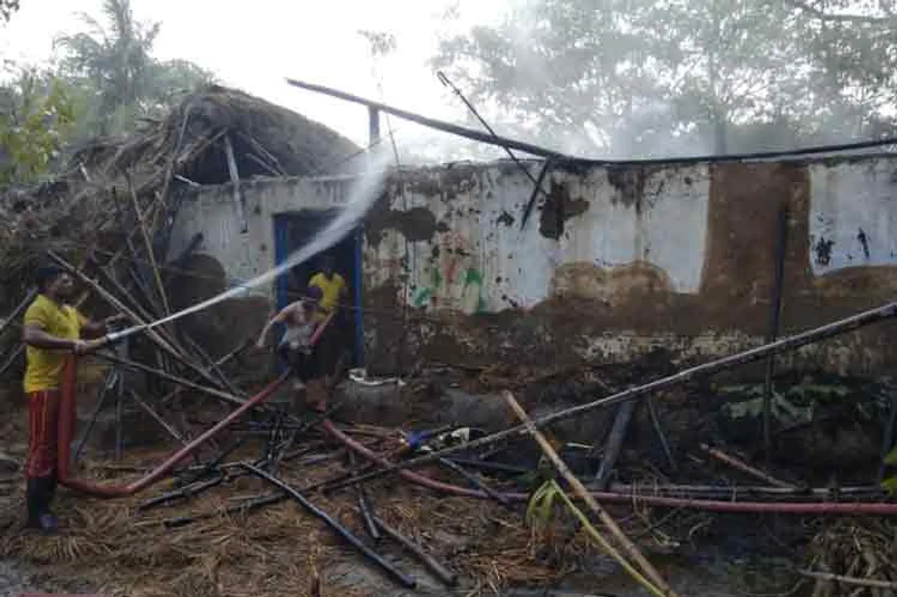 ଅଗ୍ନିକାଣ୍ଡରେ ଜଳିଗଲା ୪ ବଖରା ଘର