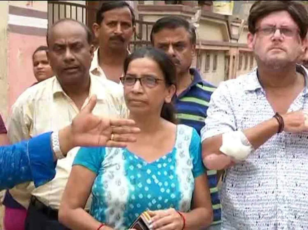 ମହିଳାଙ୍କ ବେକରେ କଟୁରି ରଖି ଲୁଟ୍