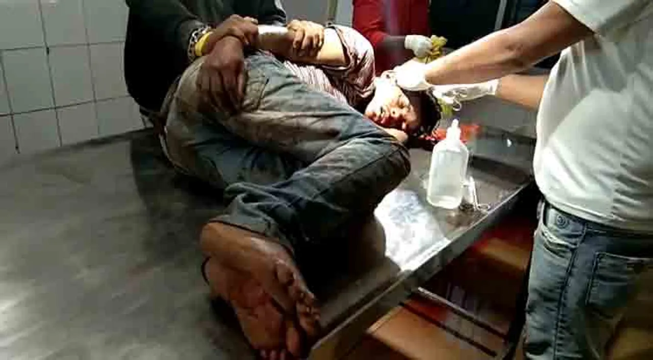 ଫୁଟ୍‌ପାଥ୍‌ରେ ଶୋଇଥିବା ବେଳେ ଦୁଇ ଯୁବକଙ୍କୁ ଆକ୍ରମଣ