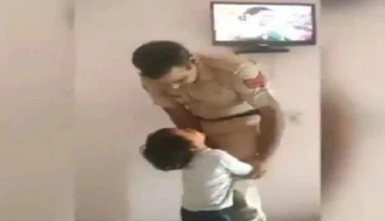 ସୋଶାଲ୍‌ ମିଡିଆରେ ଭାଇରାଲ୍‌ ହେଲା ବାପା ପୁଅଙ୍କ ଭିଡିଓ, ଯାହାକୁ ଦେଖିଲେ ଆପଣ ବି ହୋଇଯିବେ ଭାବୁକ