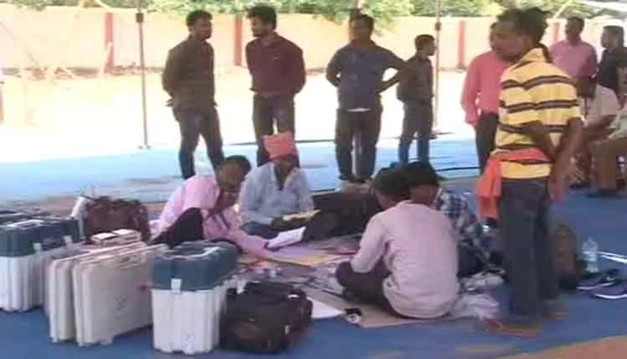 ୧୫ କିଲୋମିଟର ଚାଲିଲେ ଭୋଟ୍ କର୍ମଚାରୀ