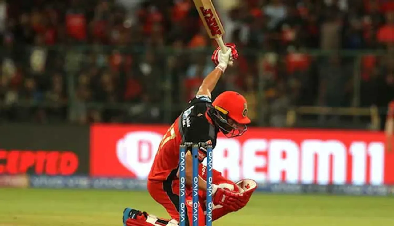 ଗୋଟିଏ ହାତରେ ମାରିଲେ ଛକା, ବଲ୍‌ ଷ୍ଟାଡିୟମ ବାହାରେ