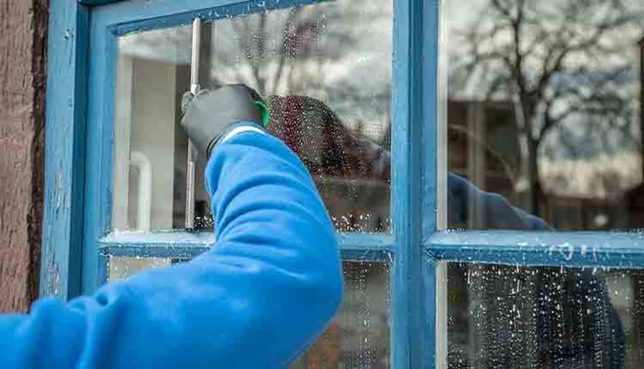 ଏମିତି ସଫା କରନ୍ତୁ ଘର କାଚ, ଦେଖାଯିବ ଚିକ୍‌ଚିକ୍‌