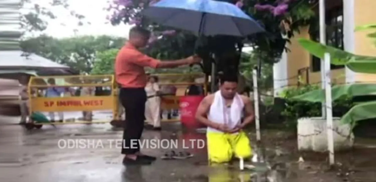 ଭୋଟ ଗଣତି କେନ୍ଦ୍ର ବାହାରେ ପୂଜା କଲେ ସ୍ୱାଧୀନ ପ୍ରାର୍ଥୀ