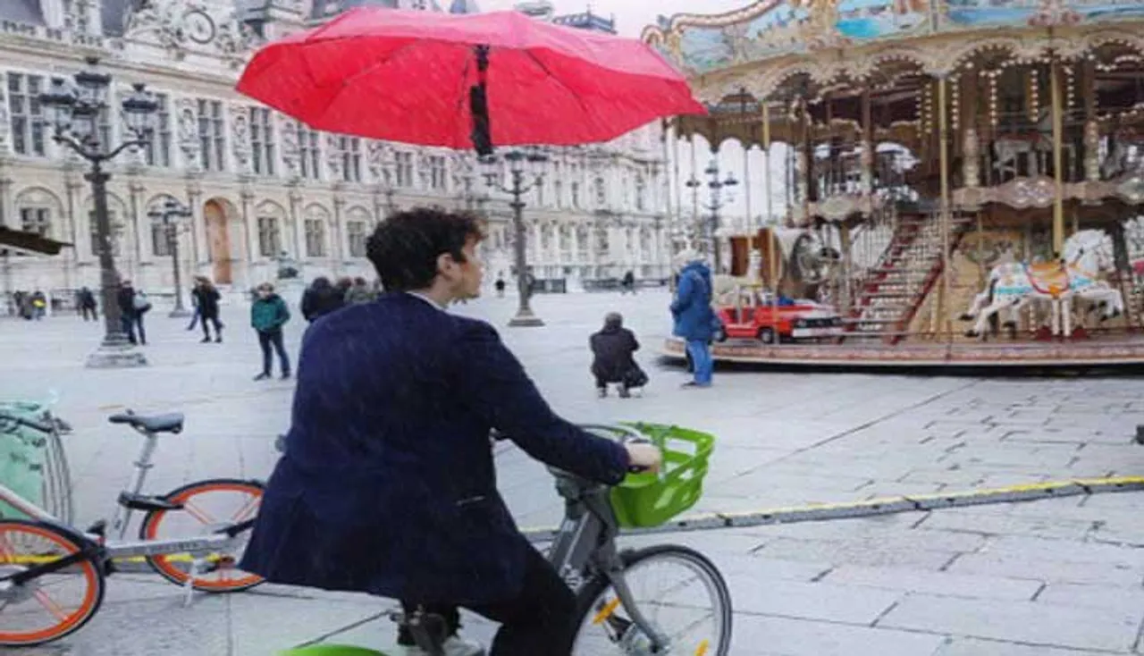 ମୁଣ୍ଡ ଉପରେ ଉଡ଼ିବ ଛତା, ବିଶ୍ୱାସ ହେଉନି...