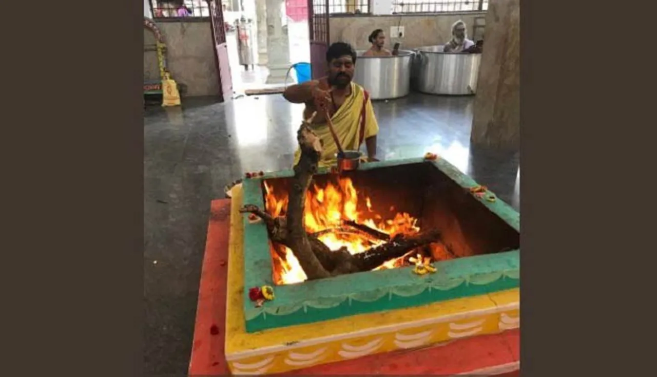 ଏପଟେ ପୂଜା ଚାଲିଛି, ସେପଟେ ଫୋନ୍‌କୁ ନାହିଁ ଫୁର୍‌ସତ୍‌