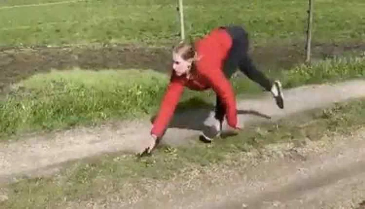 ଘୋଡା ପରି ଆଖି ପିଛୁଳାକେ ଦୌଡ଼ି ପଳାଉଥିବା ଓ ବନ୍ଧବାଡ଼ ଡେଉଁଥିବା ମହିଳାଙ୍କୁ କେବେ ଦେଖିଛନ୍ତି, ଦେଖନ୍ତୁ ଭିଡିଓ