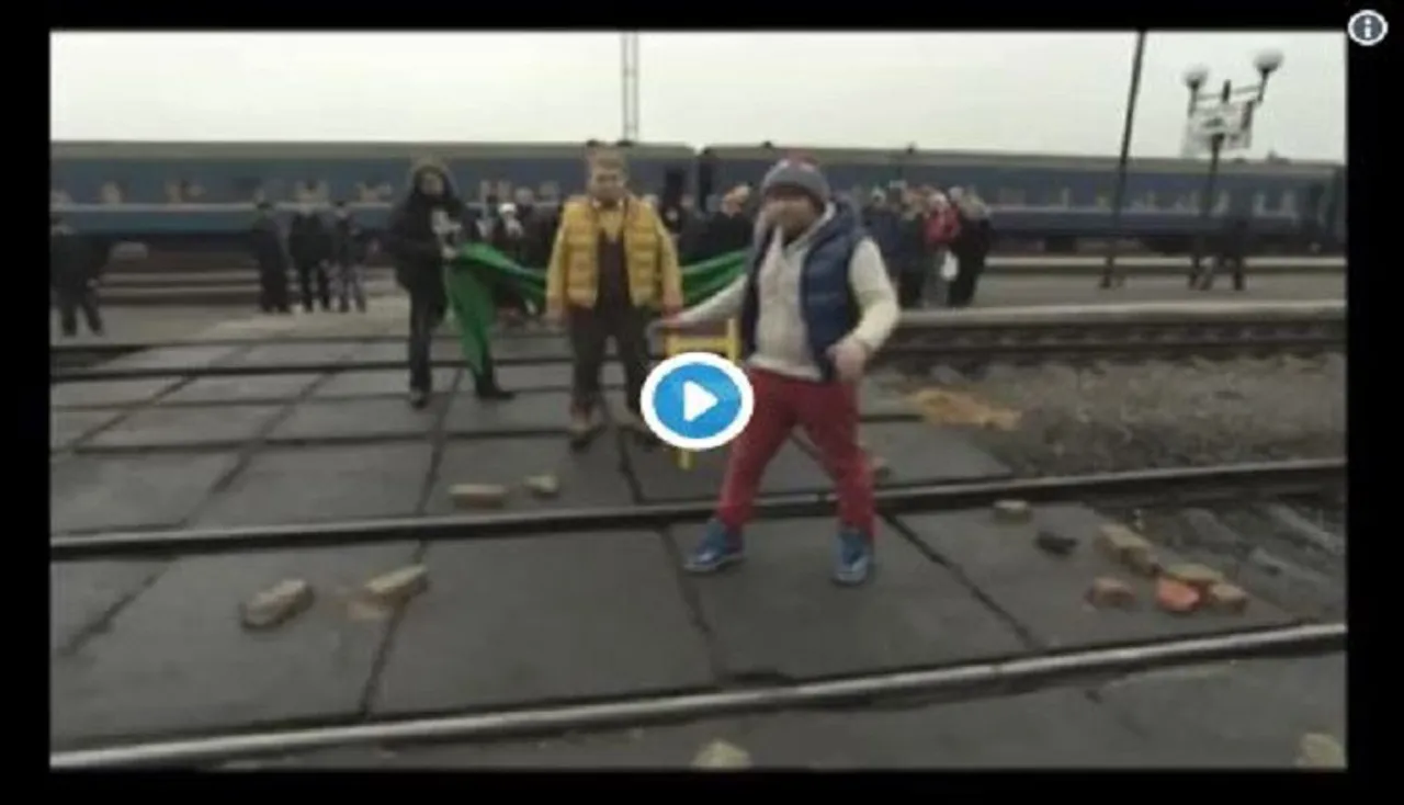 ଚଳନ୍ତା ଟ୍ରେନ୍‌ ଆଗରେ ଚେୟାର୍‌ ପକାଇ ବସିଲେ ଯୁବକ