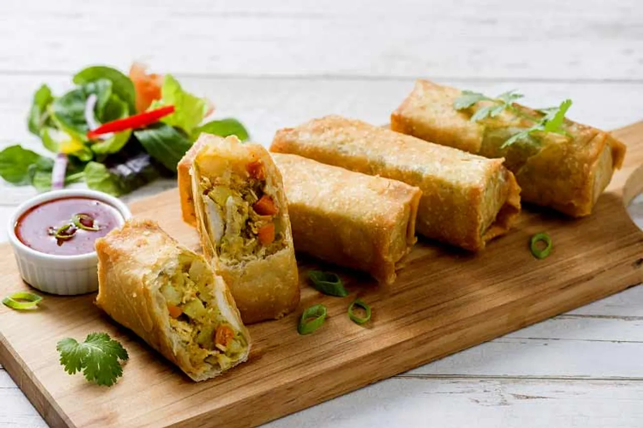 ବଟର୍‌ ଚିକେନ୍‌ ଏଗ୍‌ ରୋଲ୍‌- କରିବା ଟିକେ କଷ୍ଟ, କିନ୍ତୁ ପାଟିକୁ ଭାରି ସ୍ୱାଦିଷ୍ଟ