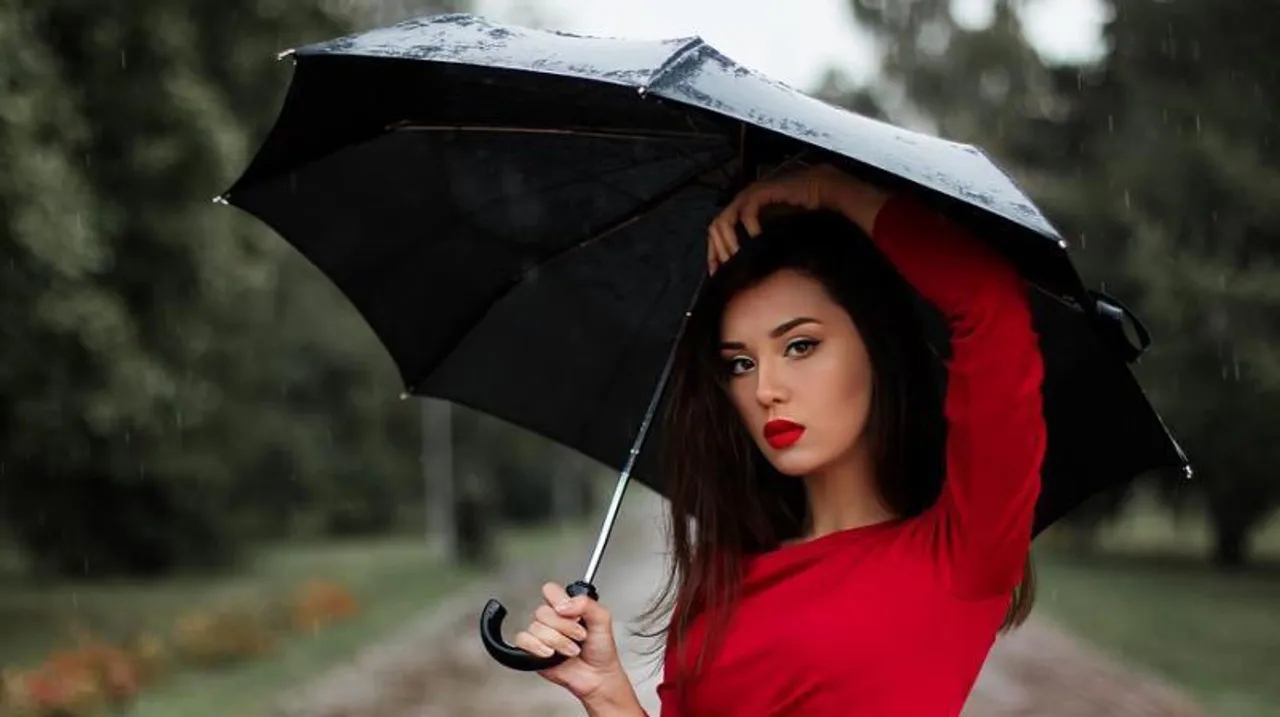 ବର୍ଷା ଦିନେ କିପରି ମେକ୍‌ଅପ୍‌ ନେଲେ ଦେଖାଯିବେ ଆକର୍ଷଣୀୟ, ଜାଣି ରଖନ୍ତୁ