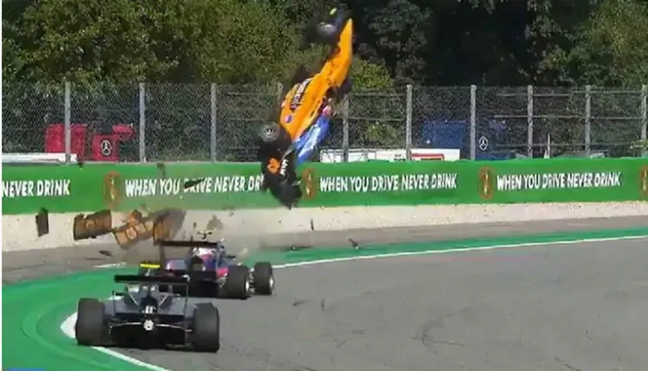 ଫିଲ୍ମ ଷ୍ଟାଇଲ୍‌ରେ ଆକାଶରେ ଉଡ଼ିଲା ସ୍ପୋର୍ଟସ୍‌ କାର୍‌, ଦେଖନ୍ତୁ ଭିଡିଓ