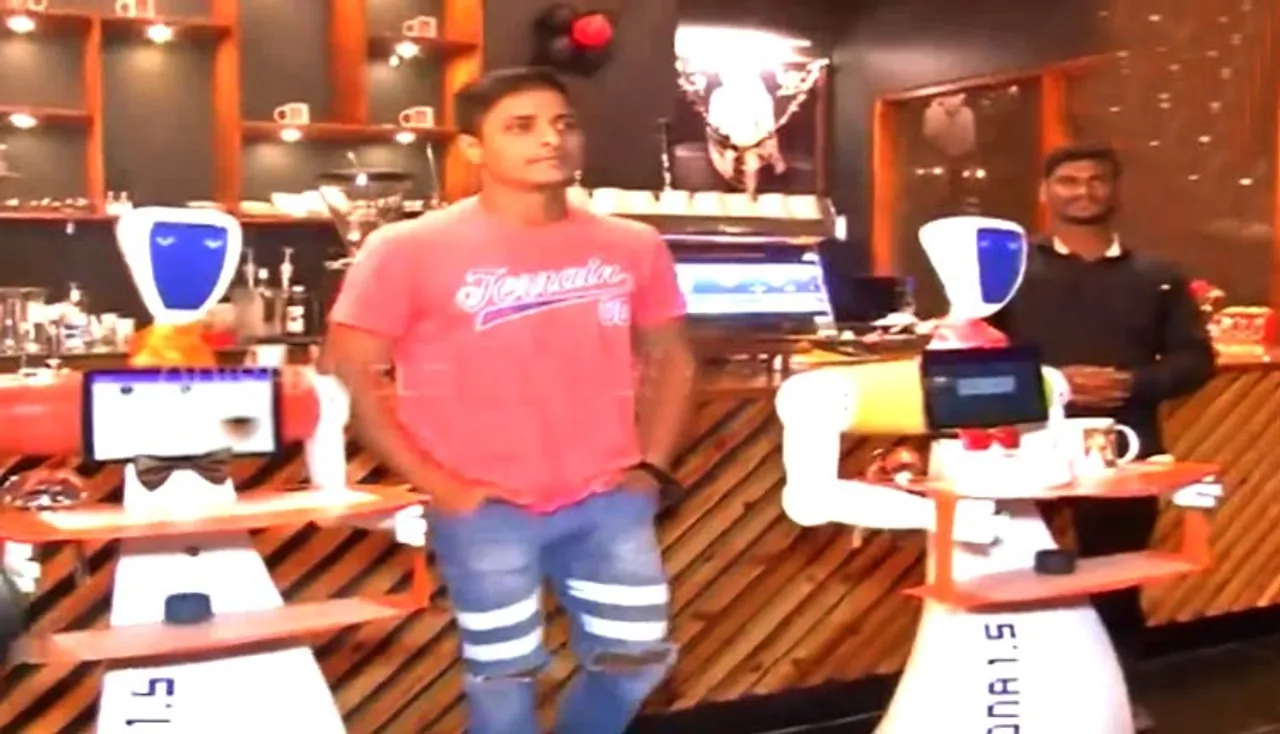 ‘ରୋବୋ ସେଫ୍’ ରେସ୍ତୋରାଁରେ ବାବୁସାନ୍‌, ଅର୍ଡର କଲେ ‘ମୁଢ଼ିମାଂସ’