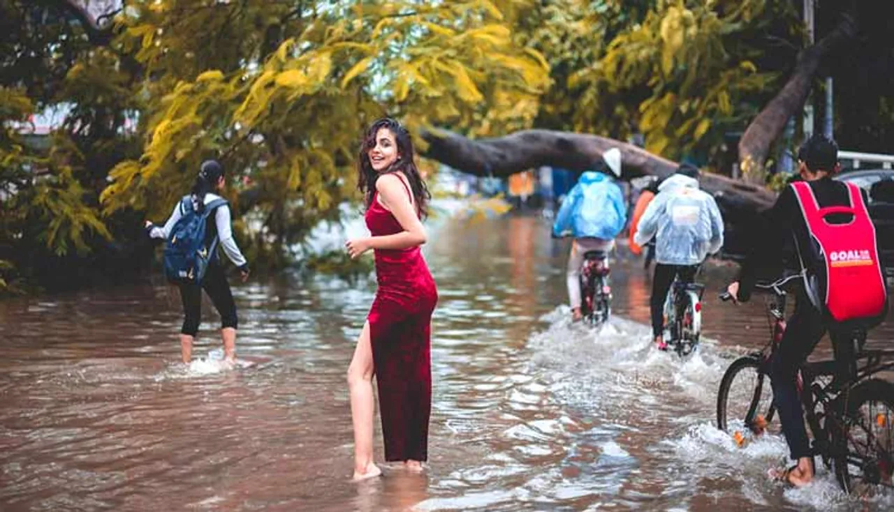 ବନ୍ୟା ପାଣିରେ ଫଟୋ ଶୁଟ୍‌ କରି ଚର୍ଚ୍ଚାରେ ଛାତ୍ରୀ