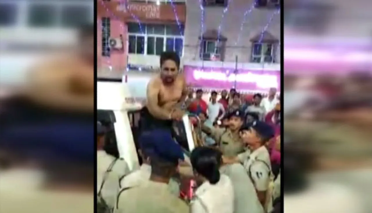 ମାତାଲ୍‌ ଯୁବକଙ୍କ ଉନ୍ମତ୍ତକାଣ୍ଡ: ଲୋକଙ୍କୁ ପିଟିଲେ,ପୁଲିସ ଗାଡ଼ି କାଚ ଭାଙ୍ଗିଲେ