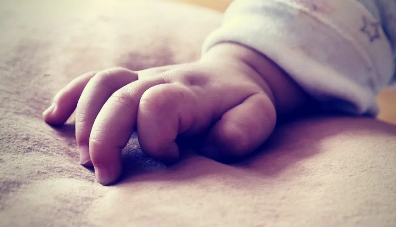 ମୃତ ଝିଅକୁ ପୋତିବାକୁ ଖୋଳୁଥିଲେ ଗାତ, ମିଳିଲା ଜୀବନ୍ତ ଶିଶୁକନ୍ୟା