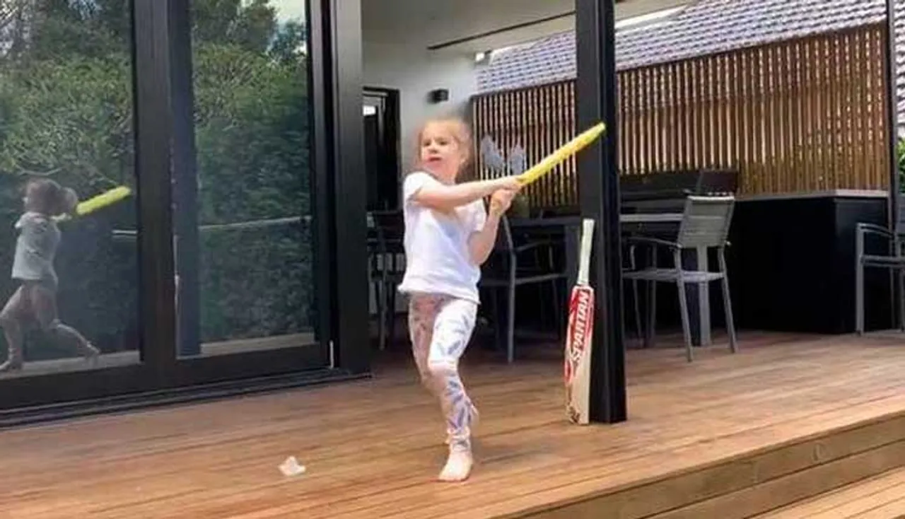 ବିରାଟଙ୍କ ଭଳି ବ୍ୟାଟିଂ କରିବାକୁ ଚାହାନ୍ତି ୱାର୍ଣ୍ଣରଙ୍କ ଝିଅ, ଦେଖନ୍ତୁ ଭିଡିଓ