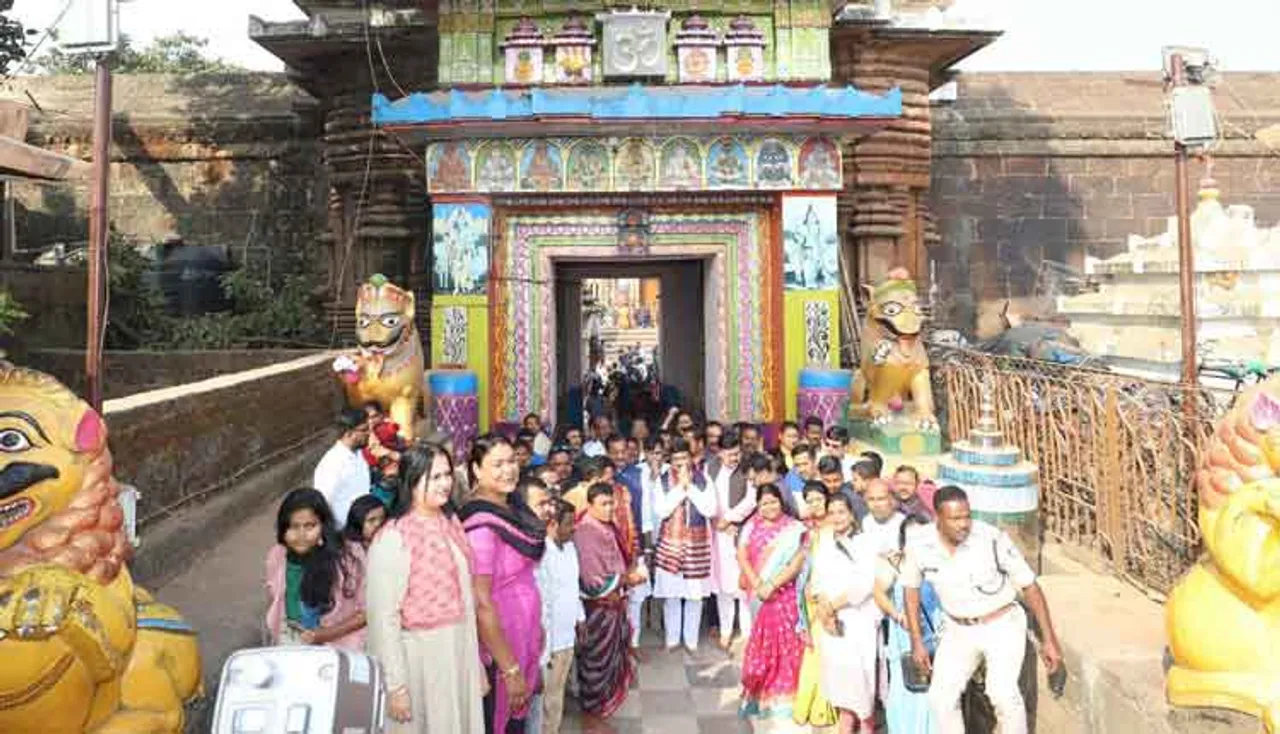 ନୂଆବର୍ଷରେ ଲିଙ୍ଗରାଜଙ୍କୁ ଦର୍ଶନ କଲେ ଧର୍ମେନ୍ଦ୍ର