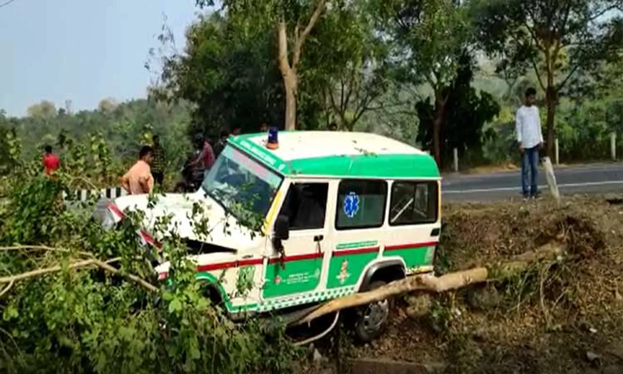ମୋବାଇଲ ଧରି ଗାଡ଼ି ଚଳାଉଥିଲେ ଆମ୍ବୁଲାନ୍ସ ଡ୍ରାଇଭର, ଆଉ ତା’ପରେ...