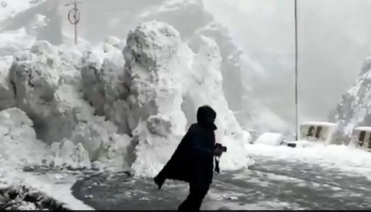 ହିମାଚଳ ପ୍ରଦେଶ ରାସ୍ତାରେ ଚାଲିଲା ବରଫ ପାହାଡ଼