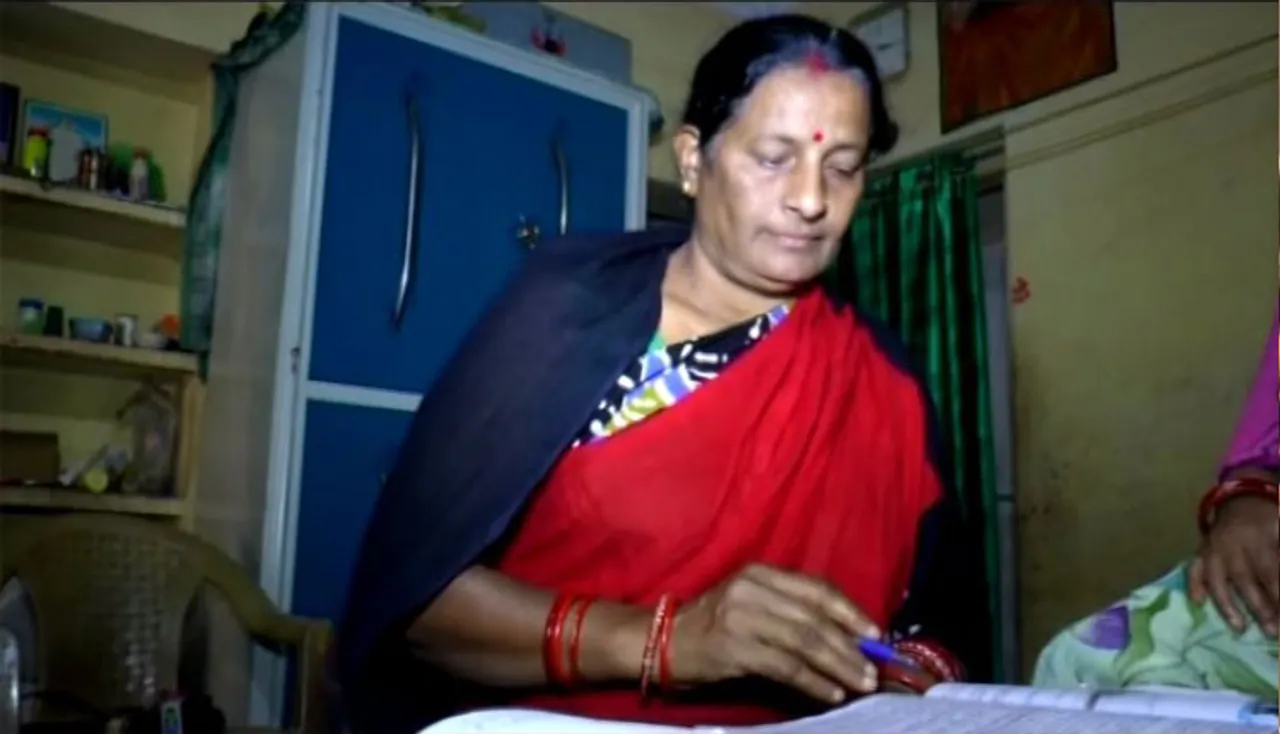 ବୟସ ସାଜିନି ପ୍ରତିବନ୍ଧକ: ପୁଅ ଝିଅଙ୍କଠାରୁ ପାଠ ପଢ଼ି ମା’ ଦେଉଛି ମାଟ୍ରିକ୍‌ ପରୀକ୍ଷା