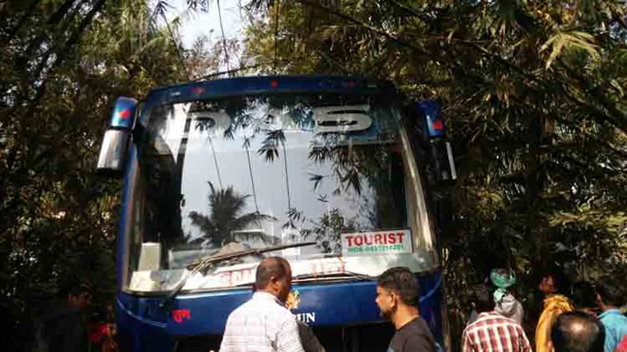 ୧୧ କେଭି ବିଦ୍ୟୁତ୍‌ ସଂସ୍ପର୍ଶରେ ଆସିଲା ବସ୍‌; ଅଳ୍ପକେ ବର୍ତ୍ତିଲେ ୭୦ ଯାତ୍ରୀ