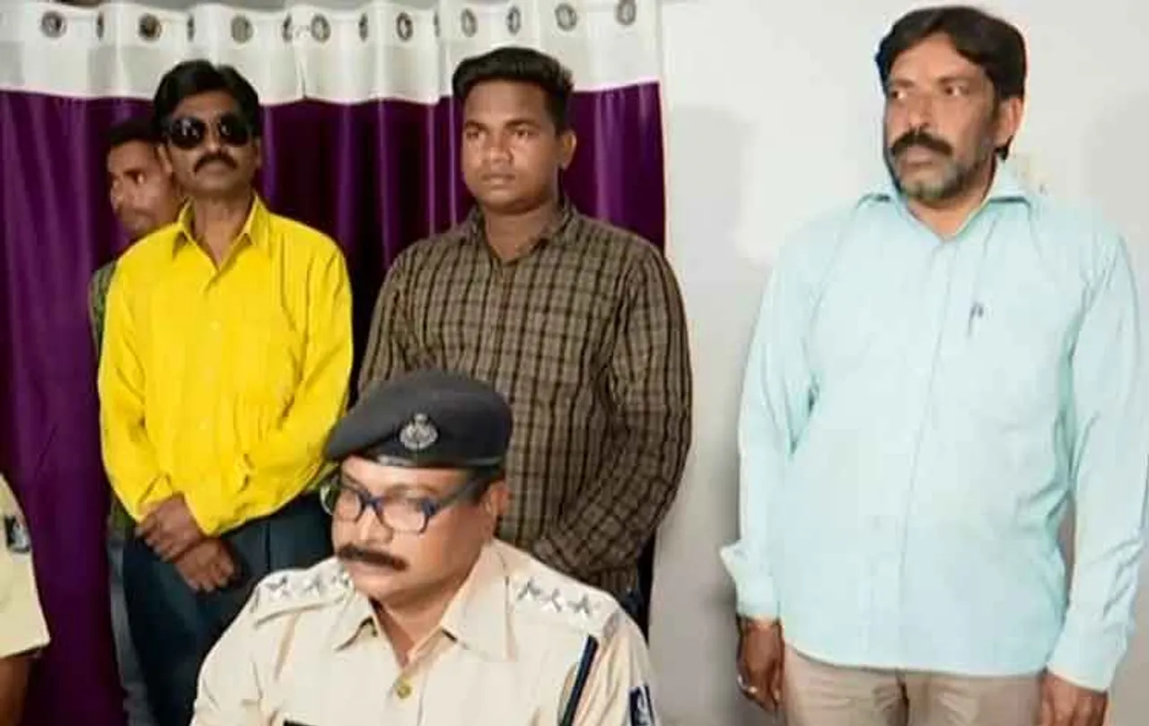 ଗ୍ରାହକ ସାଜି ୪ ଦଲାଲଙ୍କୁ ଉଠାଇ ନେଲା ପୁଲିସ୍‌