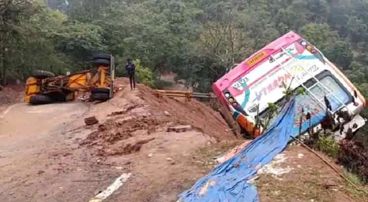 ଦୁର୍ଘଟଣାଗ୍ରସ୍ତ ବସ୍‌କୁ ଉଠାଇବାକୁ ଯାଇ ଓଲଟି ପଡ଼ିଲା କ୍ରେନ୍‌