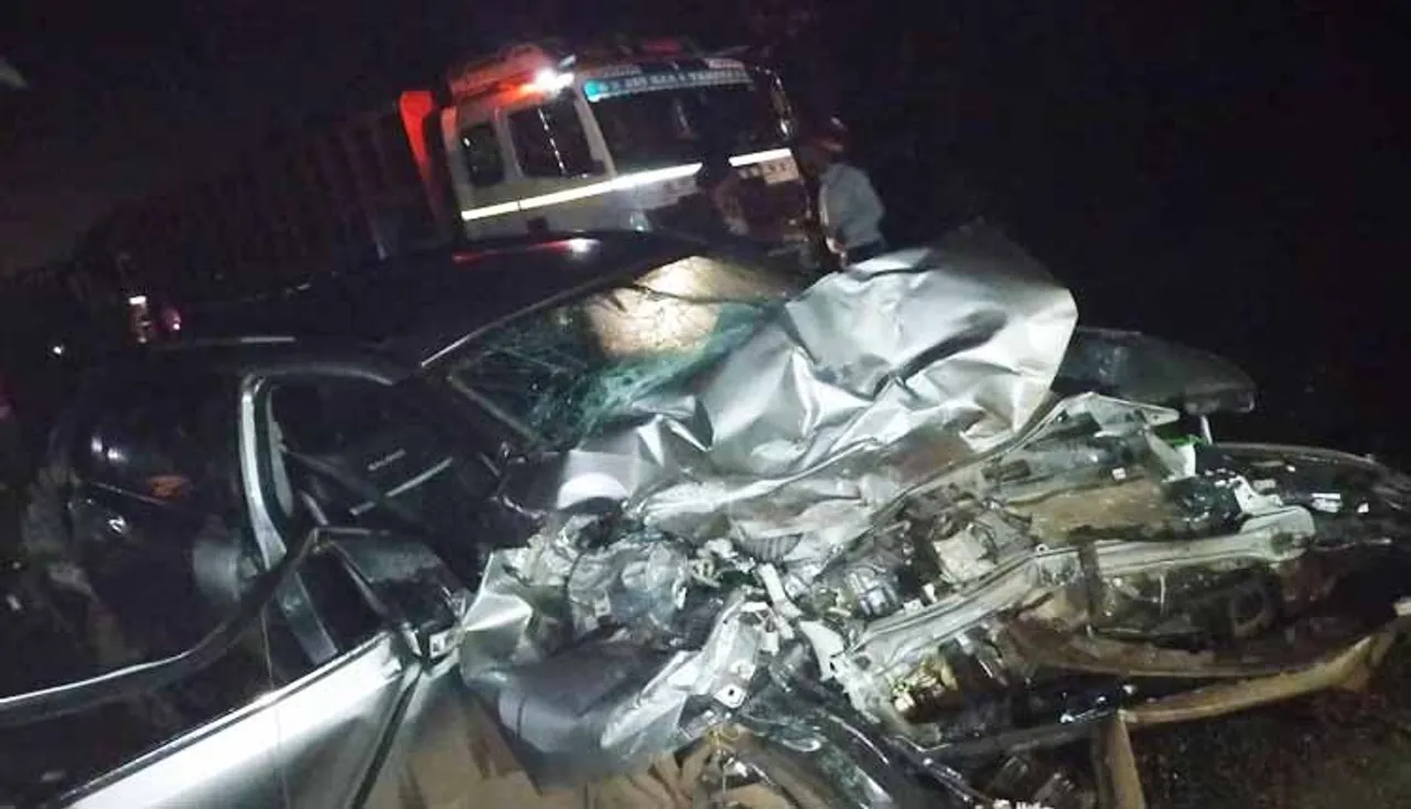 ଟ୍ରକ୍‌ ପଛରେ ପିଟି ହେଲା କାର୍‌