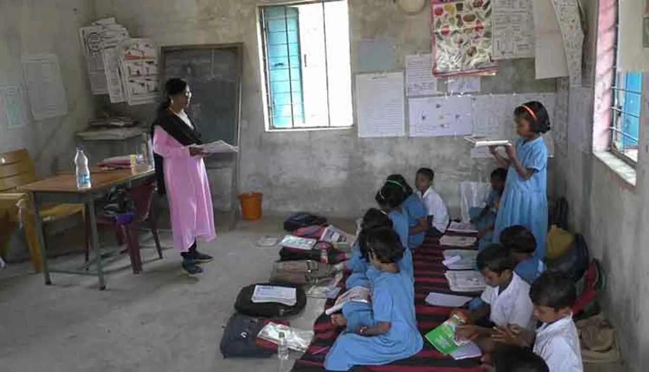 ବିପଦସଙ୍କୁଳ ଅବସ୍ଥାରେ ସ୍କୁଲ୍ କୋଠା; କୋଠଘରେ ବସି ପାଠ ପଢୁଛନ୍ତି ଛାତ୍ରଛାତ୍ରୀ