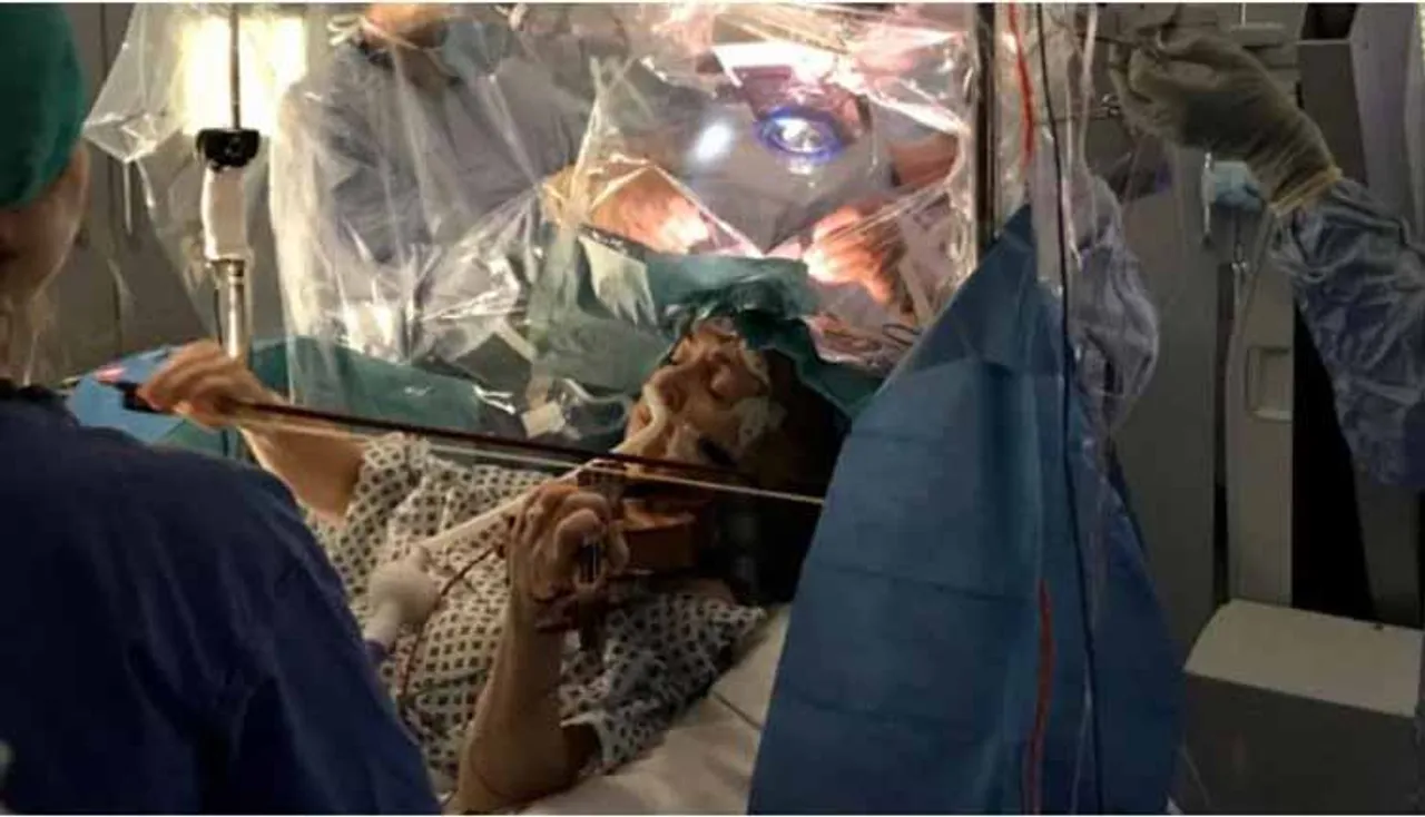 ମୁଣ୍ଡରେ ଟ୍ୟୁମର ଅପରେସନ୍‌ ବେଳେ ଭାଓଲିନ୍‌ ବଜାଇଲେ ରୋଗୀ, ଭିଡିଓ ଭାଇରାଲ୍‌